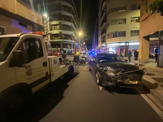 Una espectacular colisión entre dos turismos obliga a cortar parte de la avenida de Italia y la calle Álvaro Gil