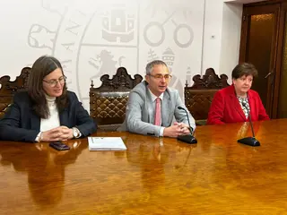 María José Rodríguez, vicerrectora de Calidad y Enseñanzas de Grado, Ricardo Rivero, rector de la USAL y Josefa García, Secretaria General, en la rueda de prensa posterior al Consejo de Gobierno de la USAL de este 26 de enero