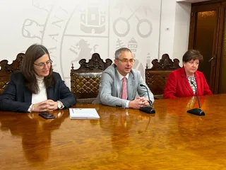 María José Rodríguez, vicerrectora de Calidad y Enseñanzas de Grado, Ricardo Rivero, rector de la USAL y Josefa García, Secretaria General, en la rueda de prensa posterior al Consejo de Gobierno de la USAL de este 26 de enero