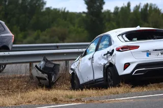 Aparatosa colisión entre dos coches en la A-50, sentido Salamanaca | Mateo G. J.