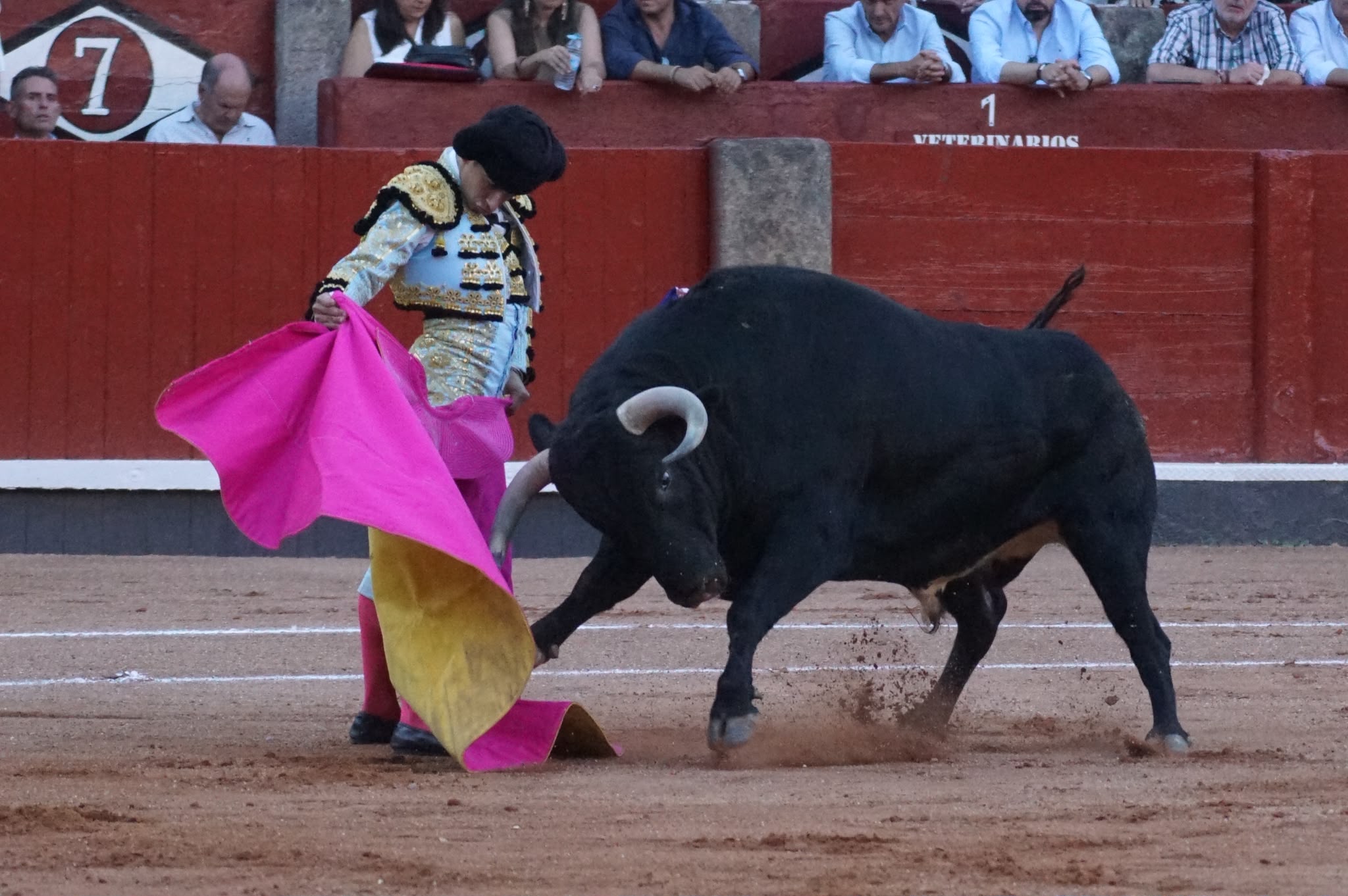 Ismael Mart&iacute;n ante el primero de sus toros de Garc&iacute;a Jim&eacute;nez | Asier Galache