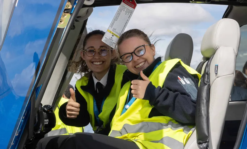 Estudiantes de Adventia de la Universidad de Salamanca durante la presentación de la nueva aeronave en Matacán.