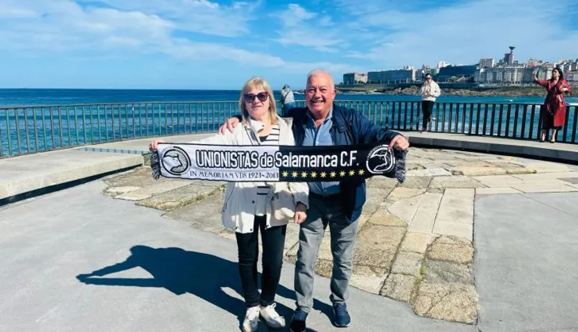 Dos aficionados posan orgullosos con la bufanda de Unionistas por las calles de A Coruña | FOTO SALAMANCA24HORAS.COM