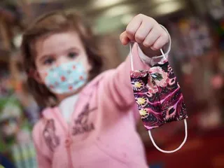 Niños con mascarilla