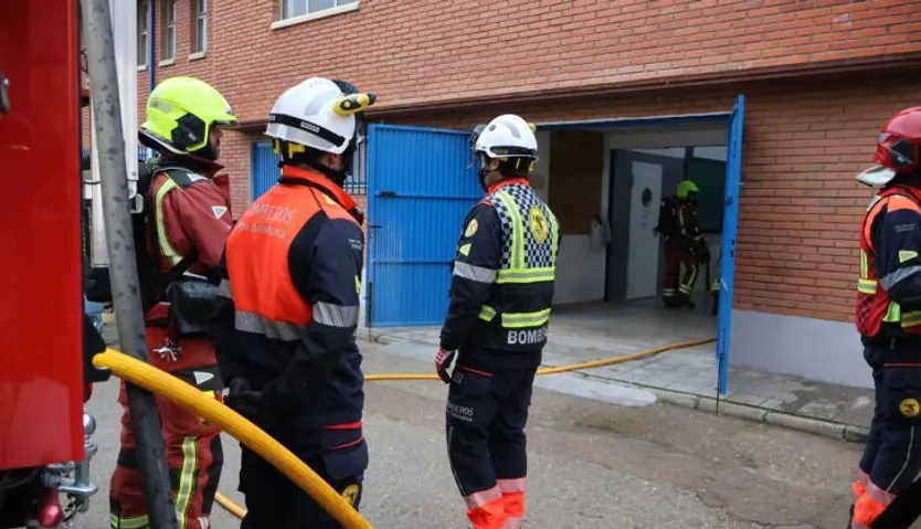 GALERÍA |El aviso por el incendio de un vehículo híbrido moviliza a los bomberos hasta el instituto Fernando de Rojas