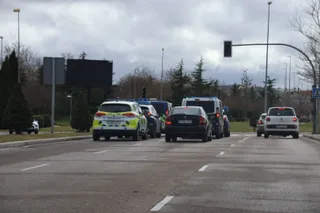 Policía local y Nacional llevándose al detenido que se fugó en la mañana de este jueves (1)