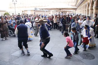Callejoneada con la participación de mariachis y bailarines de Nuevo León