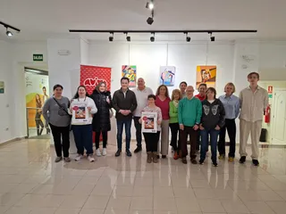 El concejal de Juventud, Pedro Martínez, acompañado por algunos de los autores de la muestra, en su visita a la exposición | Ayto Salamanca
