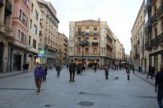 Gente paseando por la calle Toro