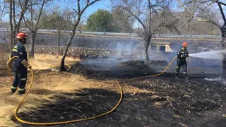 Arden dos mil metros cuadrados de matorral en La Redonda