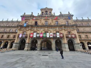 Los reposteros de la Semana Santa de Salamanca ya se colocan en la Plaza Mayor