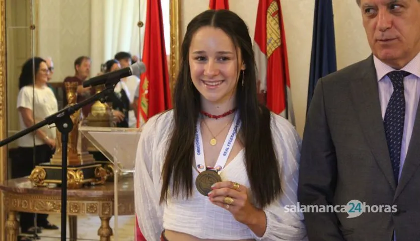 El alcalde de Salamanca, Carlos García Carbayo, recibe a los piragüistas Yaiza Sánchez y Pedro Gómez.