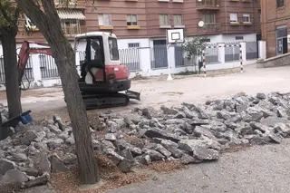 La nueva capa de hormigón está lista antes de que comience el curso escolar