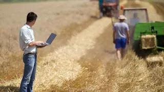 Un ingeniero agrónomo en el campo. Foto Europa Press