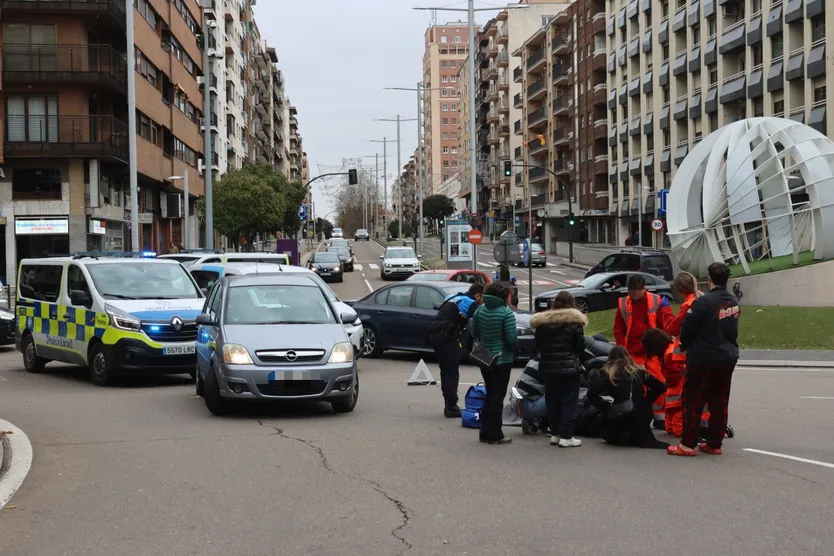 Un motorista atropellado en la rotonda de la UDS