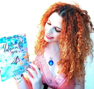 Celeste Jiménez junto a 'El gitano del látigo en los ojos', otro de sus libros
