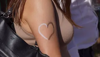Una aficionada de Unionistas, con un corazón pintado en blanco y negro | FOTO SALAMANCA24HORAS.COM