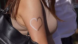 Una aficionada de Unionistas, con un corazón pintado en blanco y negro | FOTO SALAMANCA24HORAS.COM