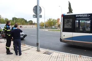 Choque entre un autobús de Avanza y un coche en la glorieta Ruta de la Plata