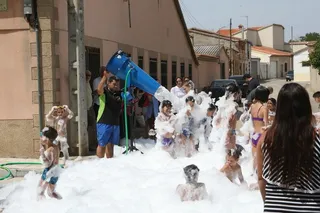 Fiesta de la espuma en la velles
