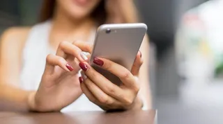 Mujer consultando información en su smartphone