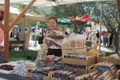 Mujer en un mercado en Miranda de Azán. ARCHIVO