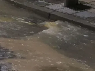 Reventón de cloaca en la calle Arias Pinel