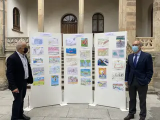 Javier Iglesias y Jesús María Ortiz, junto a algunos de los dibujos del concurso.