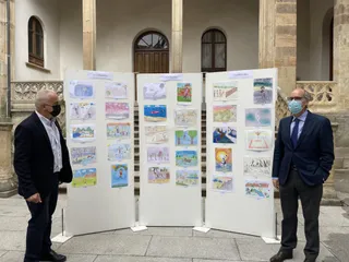Javier Iglesias y Jesús María Ortiz, junto a algunos de los dibujos del concurso.