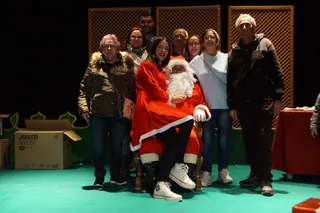 Los pequeños de Alba de Tormes reciben los regalos de Papá Noel Foto Juanes (1)