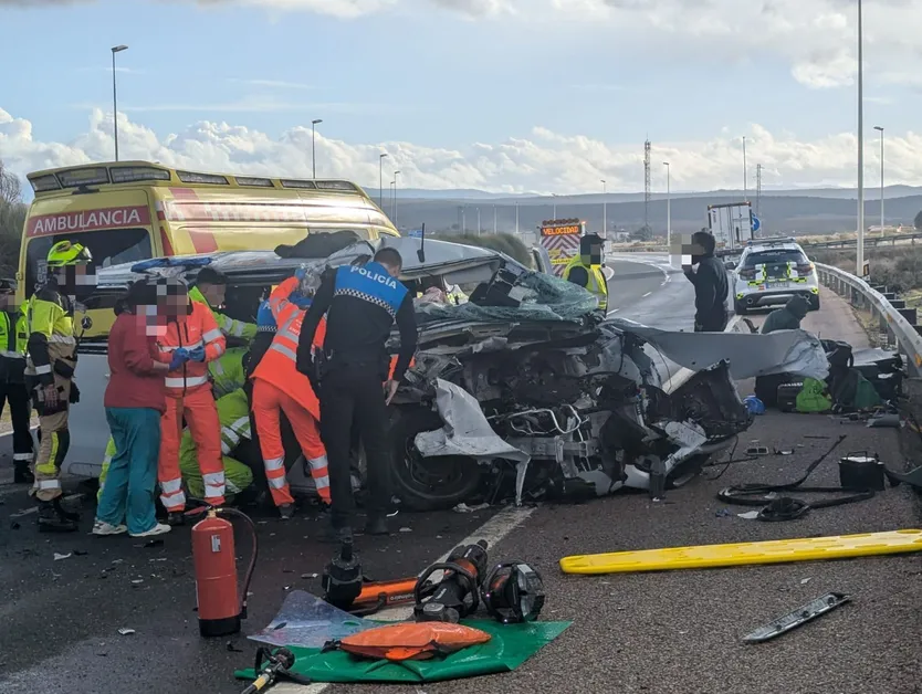 Varios atrapados en un accidente en la A62