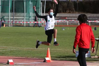 Uno de los participantes realiza un salto de longitud.