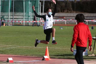 Uno de los participantes realiza un salto de longitud.
