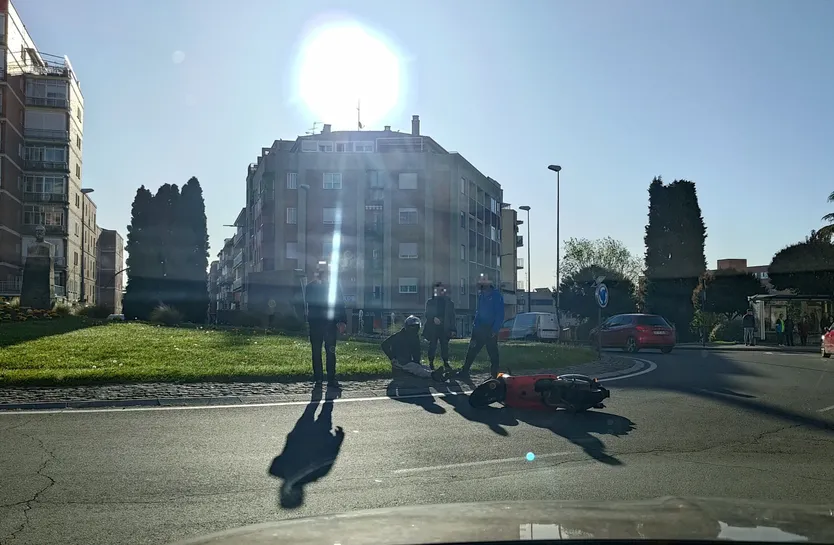 Colisión entre un turismo y una moto en la glorieta del Alto del Rollo