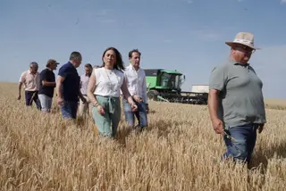 La consejera de Agricultura, Ganadería y Desarrollo Rural, María González Corral, presenta la cosecha de cereales de invierno de la presente campaña 2024-2025 | Rubén Cacho