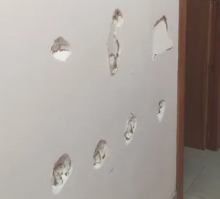 Pared con marcas de golpes provocados por el varón detenido en el centro. Foto Policía Nacional