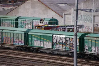 Movilización de los bomberos de Salamanca, la Policía Local y Nacional por un incendio en la Terminal de Renfe de Tejares