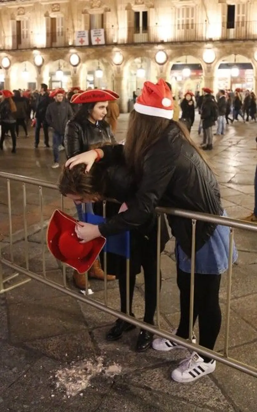 Nochevieja Universitaria 2016, en la que una mujer vomita. ICAL