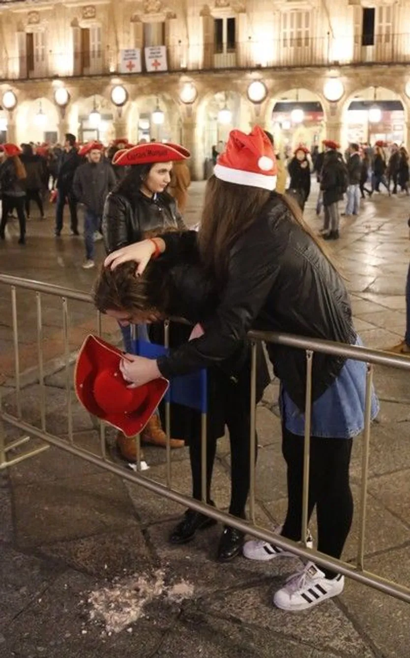 Nochevieja Universitaria 2016, en la que una mujer vomita. ICAL