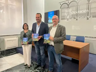 Beatriz Sánchez, David Mingo y Pedro Javier Cruz en la Presentación libro Devociones de la Dehesa salmantina. Foto de archivo