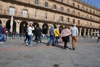 Gente paseando por el centro de Salamanca
