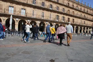Gente paseando por el centro de Salamanca