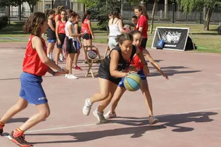 Disfrute a pesar del calor en la competición 3x3 Street Basket Tour