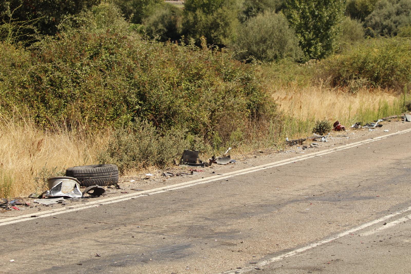 Los Bomberos excarcelan a una mujer tras el choque de una hormigonera y un coche en la carretera de Ledesma 