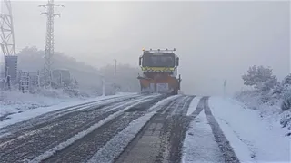 Imagen de archivo de una máquina quitanieves en una carretera de Castilla y León