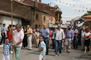 Una procesión en La Vellés. ARCHIVO