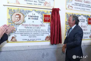 El Niño de la Capea descubriendo el azulejo que reconoce su trayectoria en Las Ventas. Foto @LasVentas | PLAZA 1