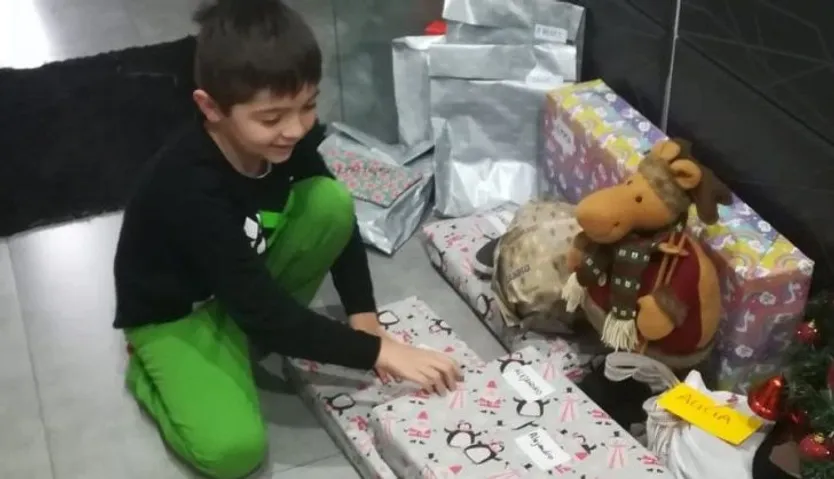 Alejandro abre sus regalos