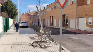 Un coche se estampa contra una valla en la calle Pinto Díaz. S24H.