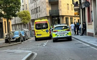Ambulancia y Policía Local en un bar de la calle Arriba. Foto S24H